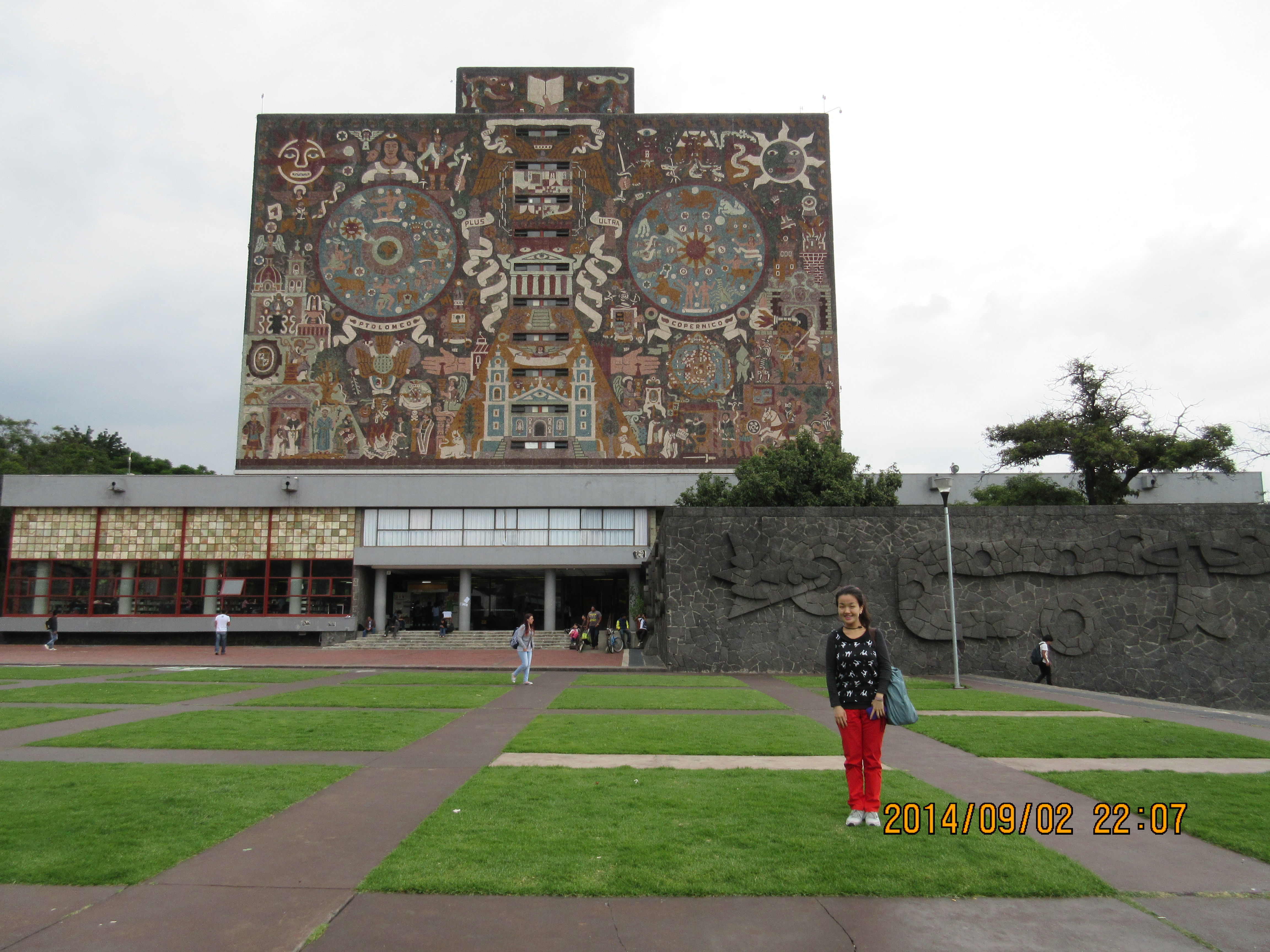 メキシコ自治大学の図書館で